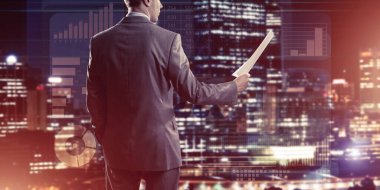 Bilgi kaynaklı dijital arkaplan ve kağıt veya sözleşme uzatan adam