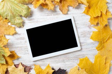 Masasında boş ekran olan tablet bilgisayar