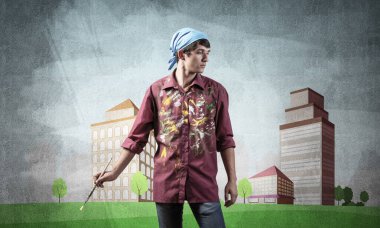 Elinde fırça tutan genç bir erkek sanatçı