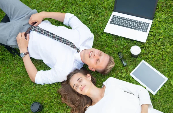 Zakenmensen in het park rusten uit — Stockfoto