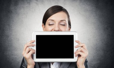 Tablet bilgisayar düzenini elinde tutan iş kadını