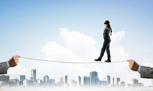ロープの上でバランスのとれた人とのリスクサポートと支援のビジネスコンセプト — ストック写真