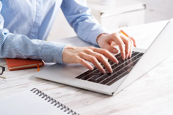 Kierownik biura pracujący z laptopem — Zdjęcie stockowe