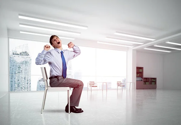 Joven hombre de negocios en una silla — Foto de Stock