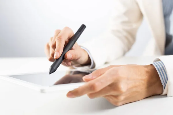 Man in business suit using tablet computer — Stock Photo, Image