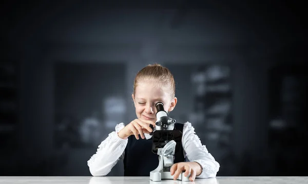 Pequeño científico mirando a través del microscopio —  Fotos de Stock