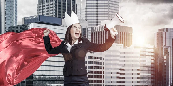 Концепция власти и успеха с предпринимательницей супергероиней в большом городе — стоковое фото