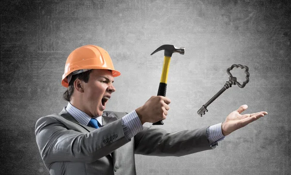 Empresario va a estrellarse con llave de acero martillo —  Fotos de Stock