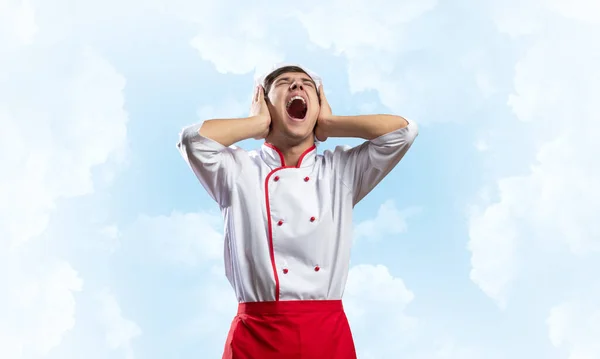 Jovem chef masculino gritando em choque e horror — Fotografia de Stock