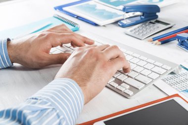 Bilgisayarda ofis işi.