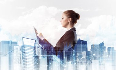 Tablet bilgisayarlı genç iş kadını