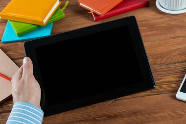 Tabletli bir işadamı, ofiste çalışıyor.