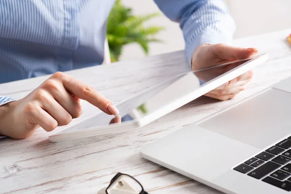 Señora de los negocios utilizando la tableta en el escritorio —  Fotos de Stock