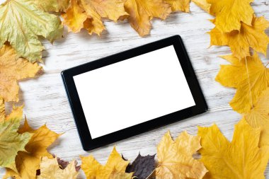 Masasında boş ekran olan tablet bilgisayar