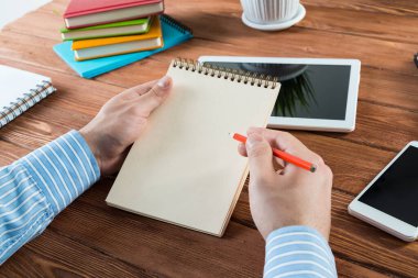 İşadamı ofiste çalışıyor.