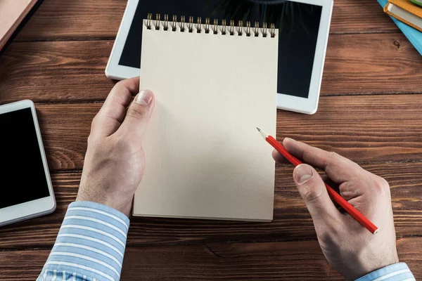 Homme d'affaires travaille dans le bureau — Photo