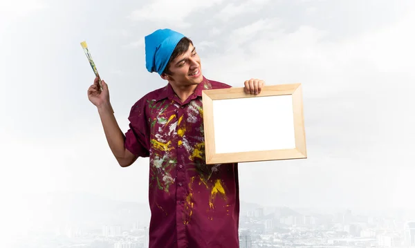 Νέος όμορφος ζωγράφος καλλιτέχνης κρατώντας πινέλο — Φωτογραφία Αρχείου