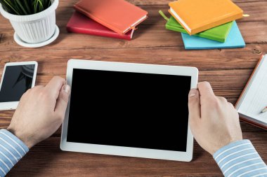 Tabletli bir işadamı, ofiste çalışıyor.
