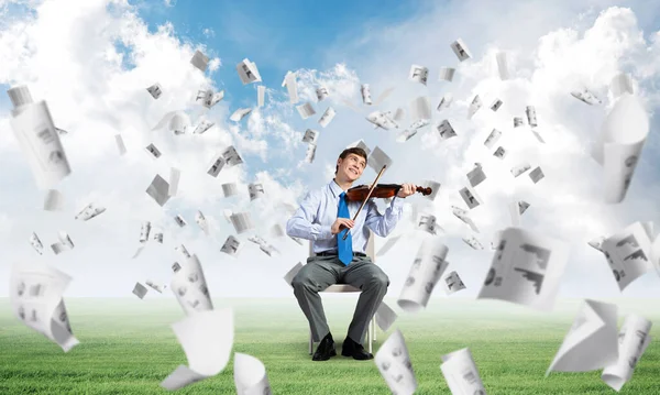 Jonge zakenman viool spelen — Stockfoto
