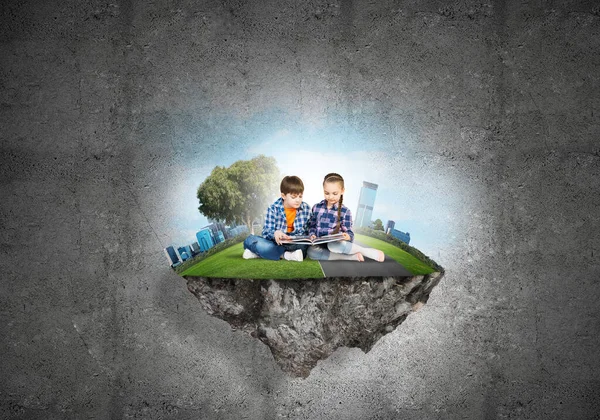 Duas crianças em idade escolar com livro explorando este grande mundo — Fotografia de Stock