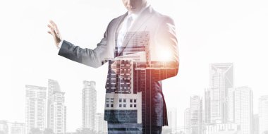 İşadamı boş alanı işaret ediyor