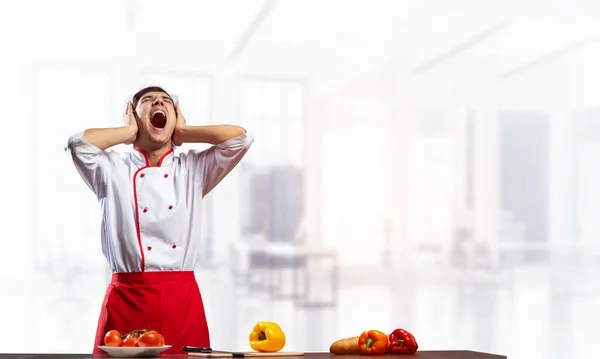 Jovem chef masculino gritando em choque e horror — Fotografia de Stock