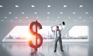 Modern ofis içindeki azimli bankacı dolar bozan adam.