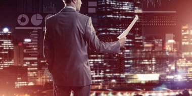 Bilgi kaynaklı dijital arkaplan ve kağıt veya sözleşme uzatan adam