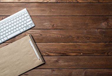 Malzemelerle dolu ofis çalışma alanı