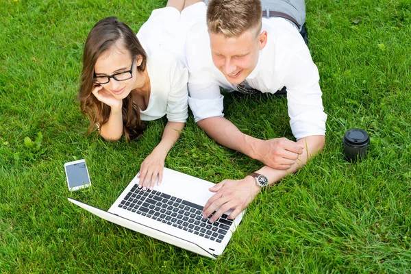 Homens de negócios com um laptop em um parque — Fotografia de Stock