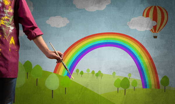 Закройте руку художника, держа кисть