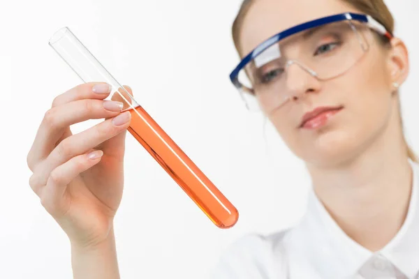 Laboratory assistant conducts experiment concept — Stock Photo, Image