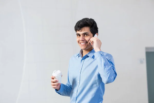 Young businessman talking on his cell phone — Stock Photo, Image