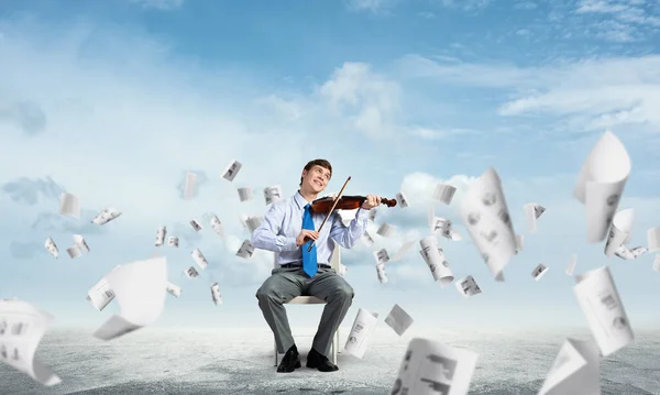 Jovem empresário tocando violino — Fotografia de Stock