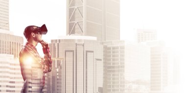 İşaretli gömlek giyen ve el ele tutuşan sanal maske takan adam.