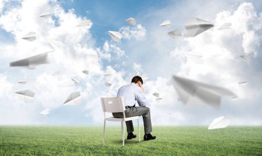 Ofis koltuğunda oturan bir iş adamı.