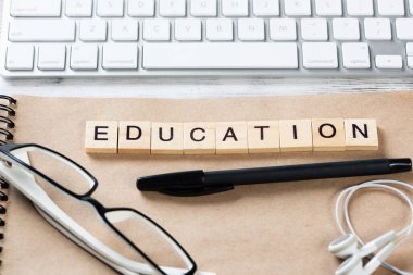 Küpler üzerine harflerle işletme eğitimi kavramı