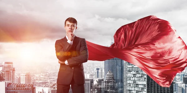 Концепция власти и успеха с бизнесменом супергероем в большом городе — стоковое фото