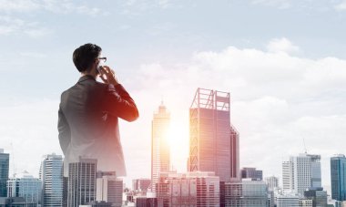 Şehir planına karşı kendine güvenen patronla iş başarısı ve kontrol kavramı