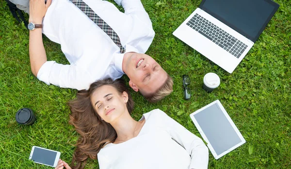 Zakenmensen in het park rusten uit — Stockfoto