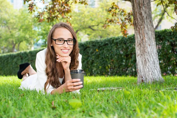 Jonge vrouw in het park — Stockfoto