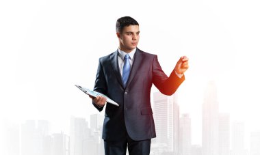 İş uzmanı ayakta duruyor ve kopyalama alanını işaret ediyor