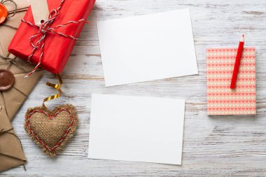 Düz, yumuşak kalpli, şirin bir kompozisyon sergiliyordu.