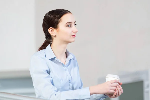 Молодая привлекательная деловая женщина с чашкой кофе — стоковое фото