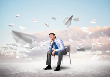 Genç işadamı bir ofis koltuğunda oturuyor.