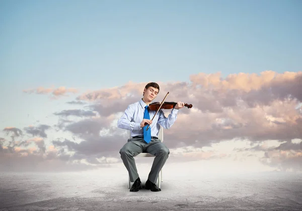 Joven empresario tocando el violín — Foto de Stock