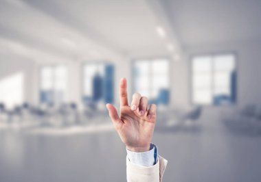 Günışığı altında modern iç mekanlarda iş adamlarının seçici jestleri.