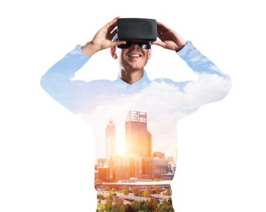 İşaretli gömlek giyen ve sanal maske takan adam bazı duygular gösteriyor.