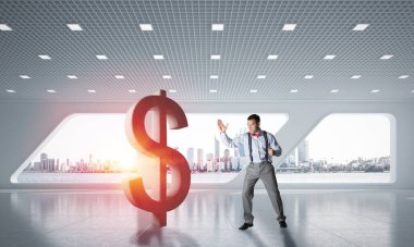 Modern ofis içindeki azimli bankacı dolar bozan adam.