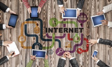 Masada oturan ve alet kullanan iş adamlarının en iyi görüntüsü.